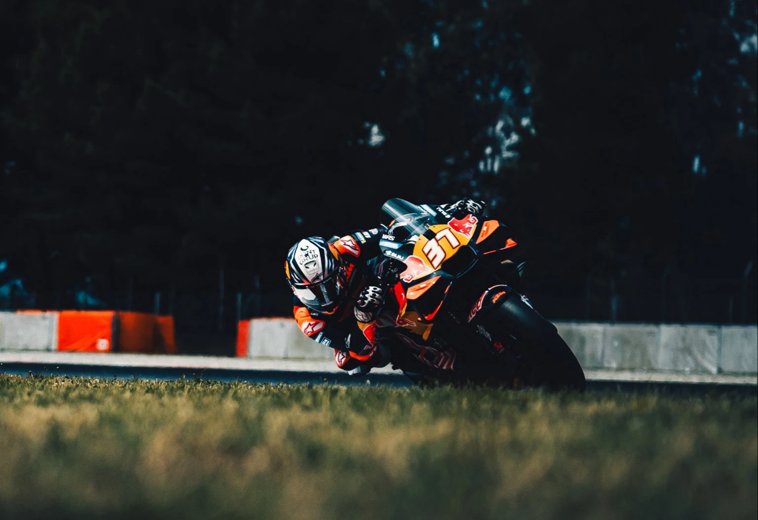 Pedro Acosta, Barselona MotoGP testinin lideri oldu! Yağmur seansı erken bitirdi