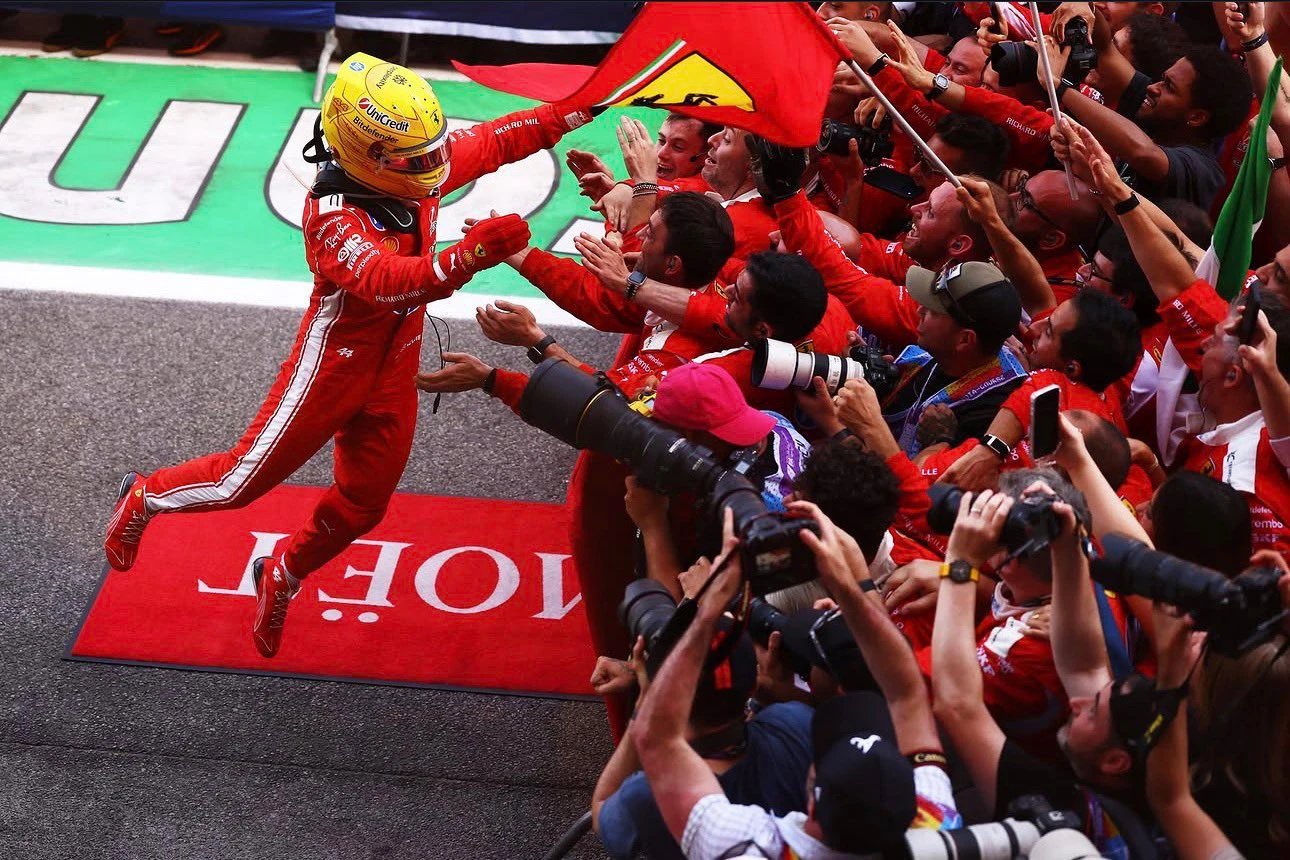 Lewis Hamilton'dan Ferrari ile ilk zafer!