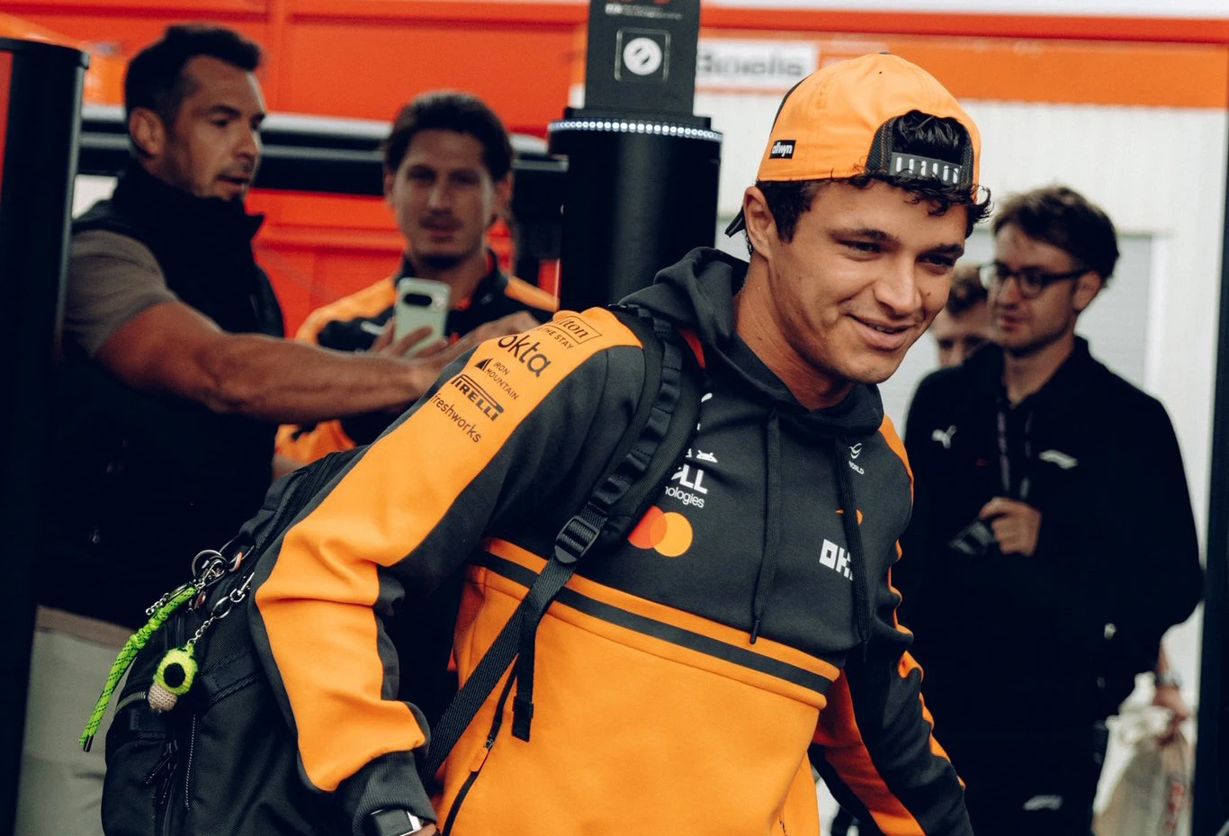 LANDO NORRIS'E 2025 ŞAMPİYONLUK ARACI HEDİYE EDİLDİ