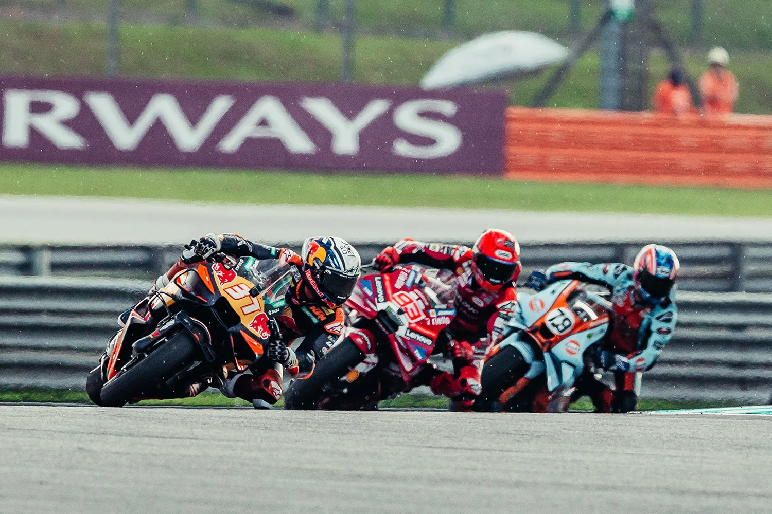 MOTOGP'DE KATAR KRİZİ: BOYKOT EDEN SÜRÜCÜLERE YARIŞTAN MEN TEHDİDİ!