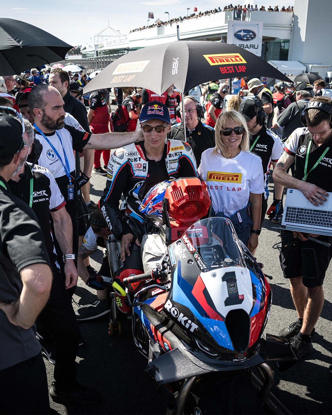 2025 WorldSBK Phillip Island | Bulega hat-trick yaptı, Toprak mutsuz. gallery image 0