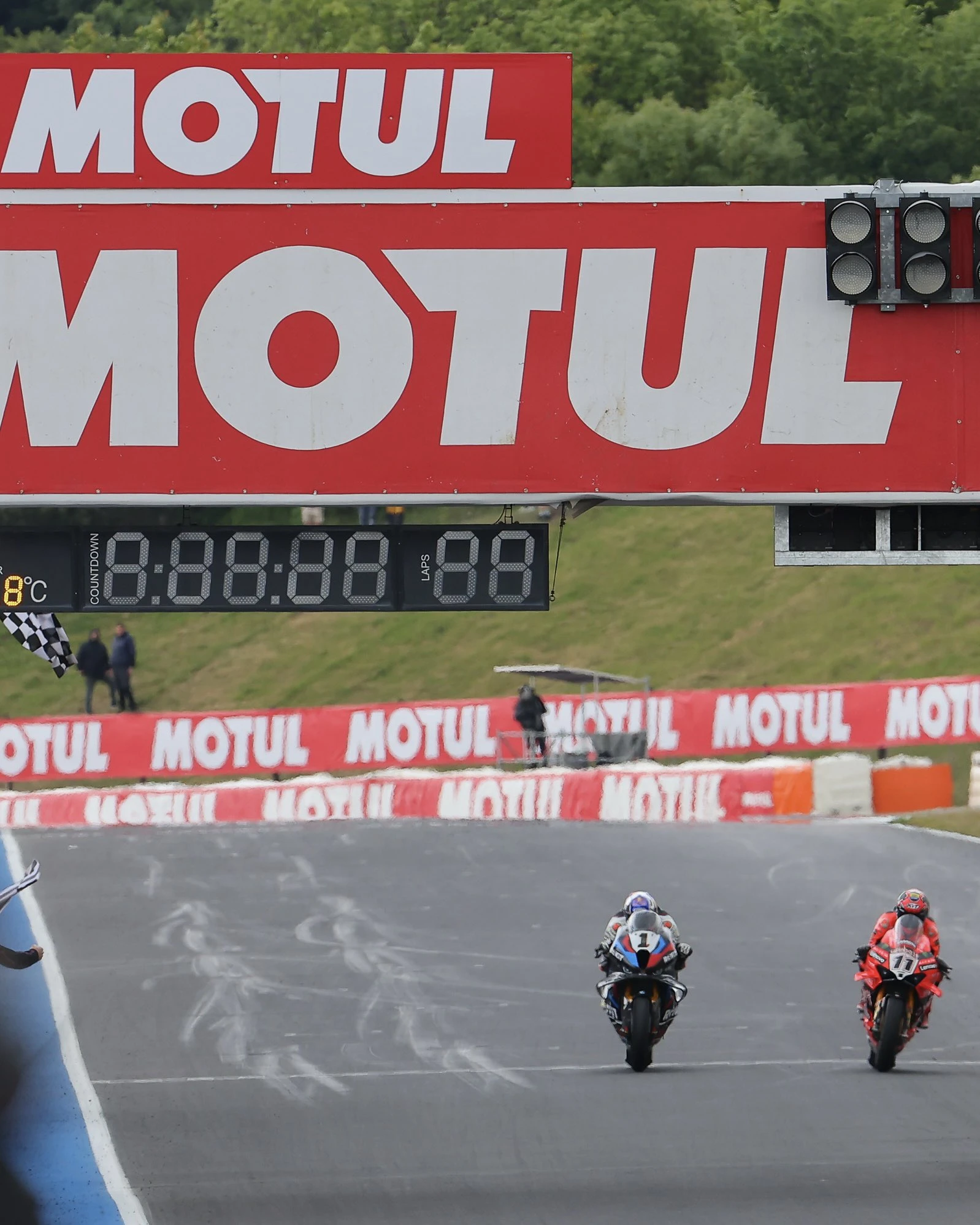 2025 WorldSBK Çekya | Toprak 2, Bulega 1 yarış kazandı gallery image 1
