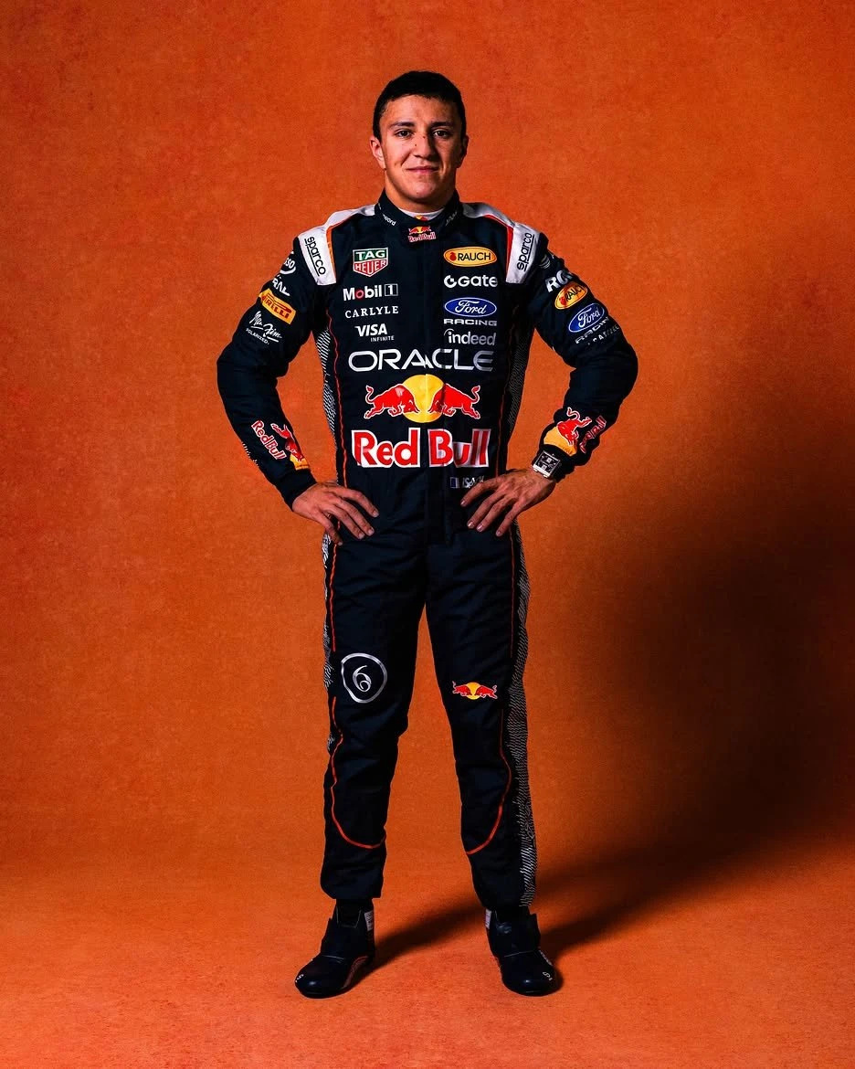 RED BULL HOLLANDA GP'SİNE ÖZEL TULUMLARINI TANITTI gallery image 1