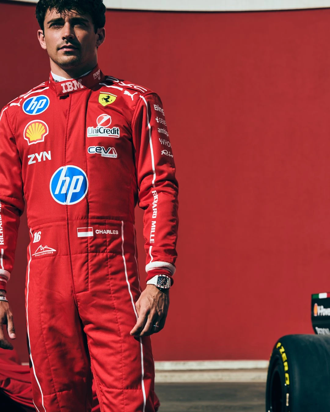 FERRARI MONZA İÇİN ÖZEL TULUMLARINI TANITTI gallery image 3